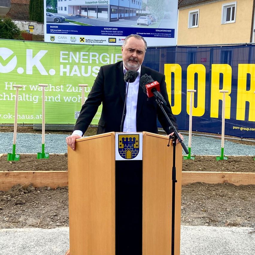 Bild enthält, Crowd, Person, Audience, Speech, Podium, Adult, Male, Man, Car, Face