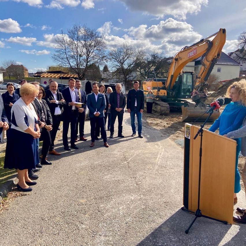 Bild enthält, Adult, Female, Person, Woman, Crowd, Male, Man, Coat, Worker, Jeans