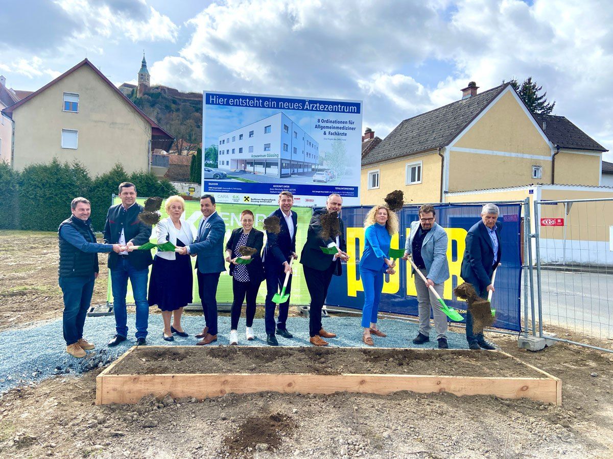 Bild enthält, Groupshot, Person, Worker, Advertisement, Adult, Male, Man, Shovel, Coat, Shoe