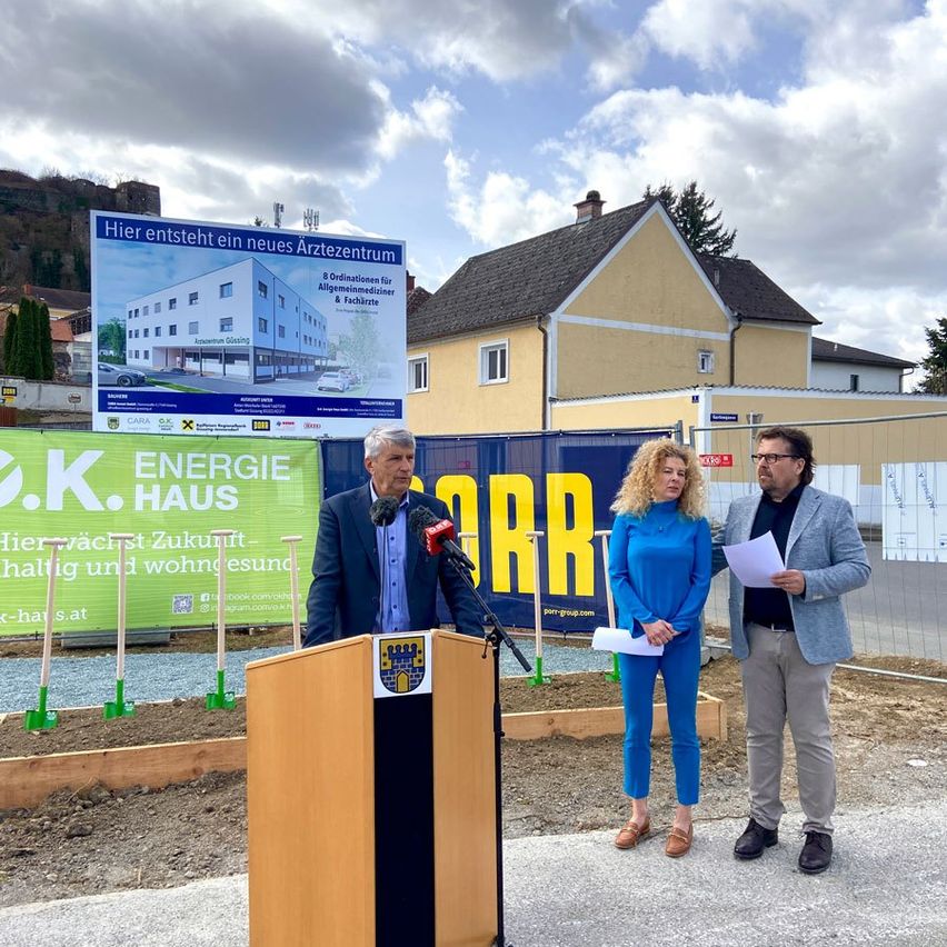 Bild enthält, Crowd, Person, Audience, Speech, Adult, Male, Man, Coat, Female, Woman