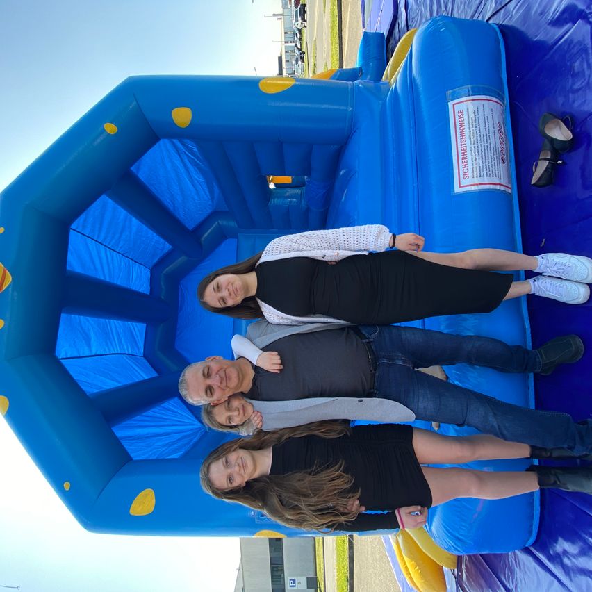 Bild enthält, Inflatable, Adult, Female, Person, Woman, Slide, Face, Head, Shoe, Outdoors