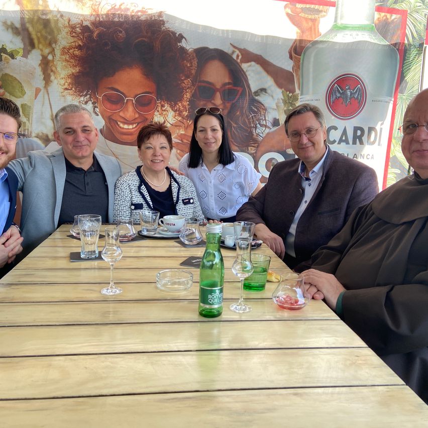Bild enthält, Table, Dining Table, Adult, Female, Person, Woman, Glass, Wood, Male, Man