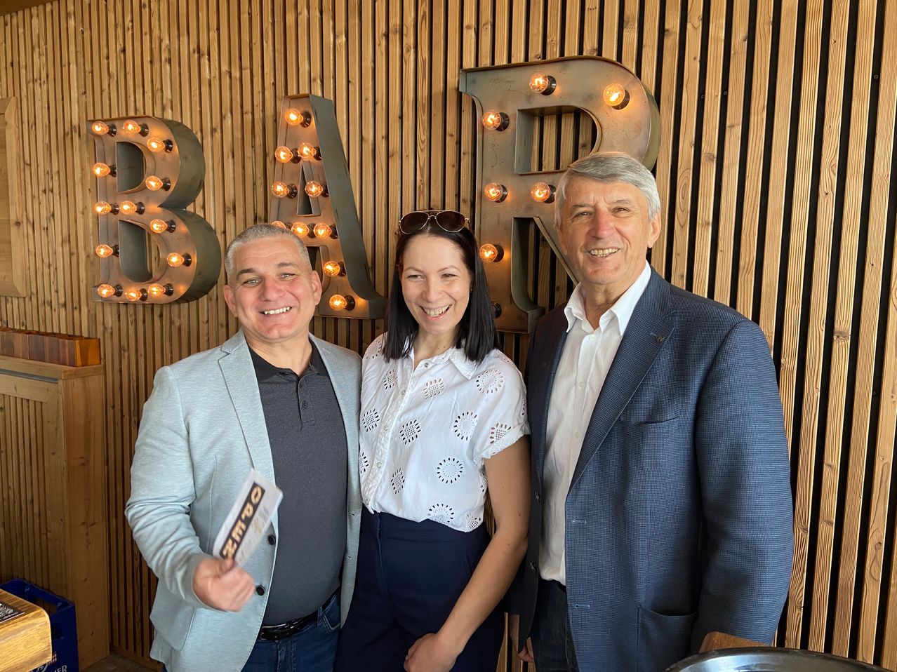 Bild enthält, Adult, Male, Man, Person, Suit, Female, Woman, Interior Design, Face, Smile