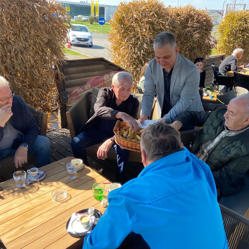 Bild enthält, Plywood, Wood, Restaurant, Table, Dining Table, Couch, Adult, Male, Man, Person