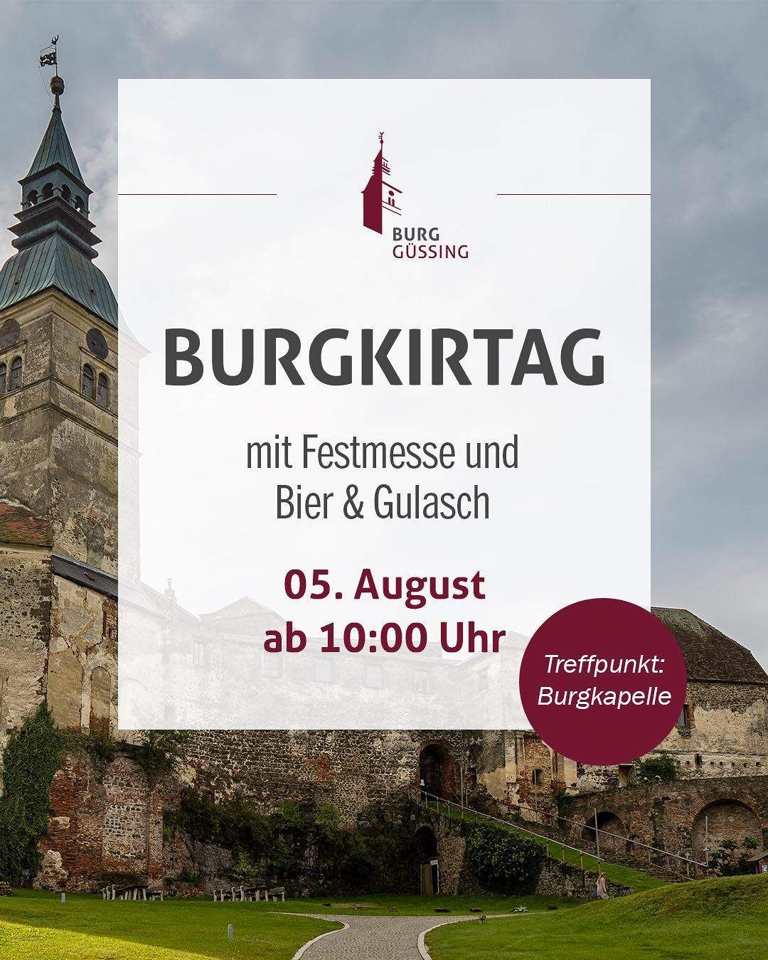 Ein Plakat bewirbt Burgkirtag auf der Burg Gussing am 5. August ab 10:00 Uhr. Es beinhaltet ein Fest, Bier und Gulasch. Treffpunkt ist Burgkapelle.