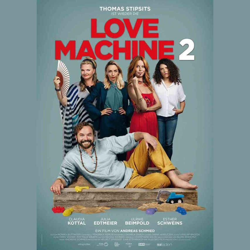 Filmplakat für Love Machine 2. Es zeigt fünf Frauen im Stehen und einen Mann im Sandkasten. Das Poster hat einen blauen Hintergrund und großen roten Text.