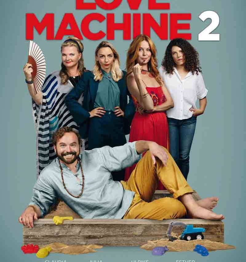 Das Poster für den Film 'Time Machine 2' zeigt fünf Frauen im Stehen und einen Mann im Sitzen, alle lächeln. Der Mann trägt eine Halskette und die Frauen tragen verschiedene Outfits. Ein Spielzeuglastwagen ist im Vordergrund.