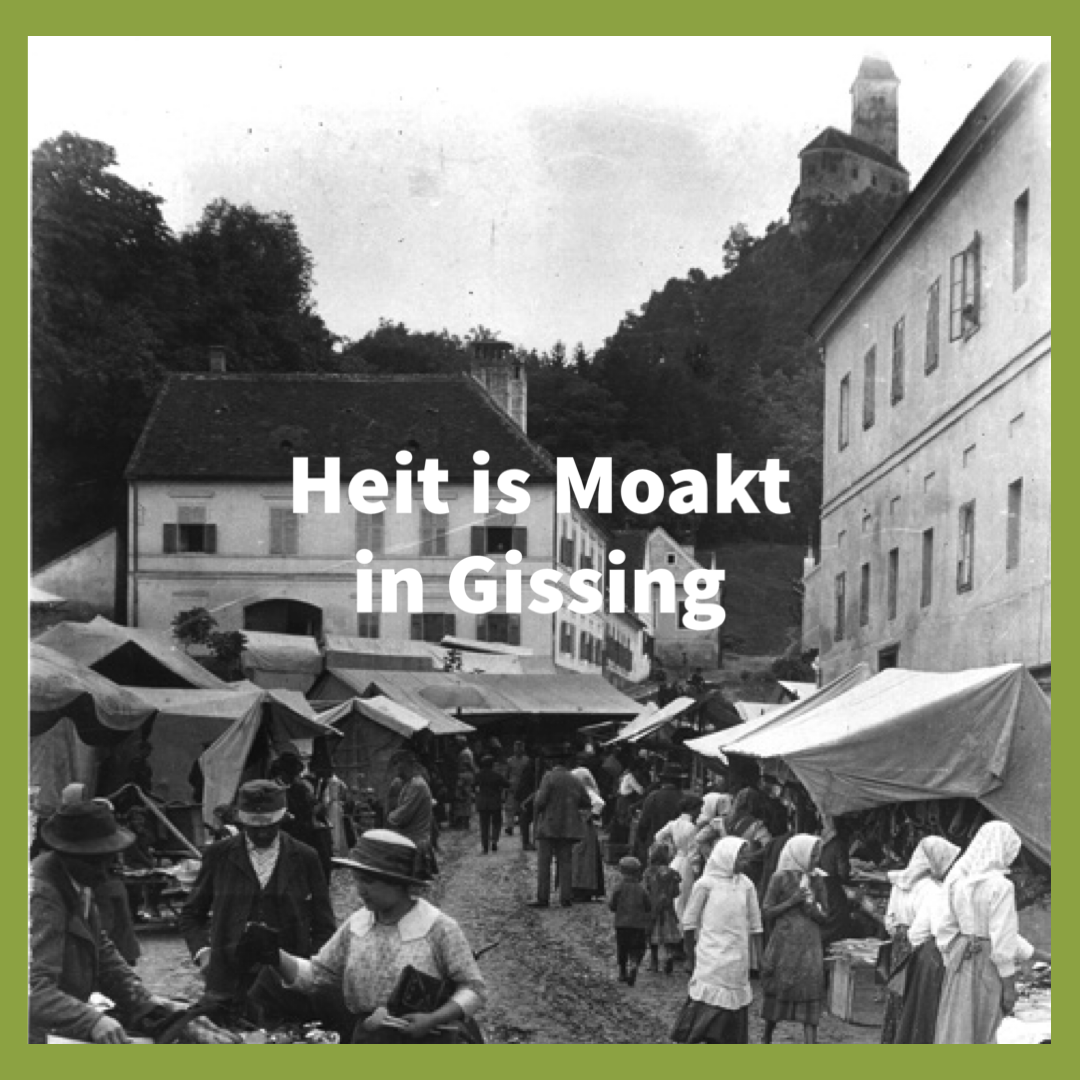 Ein Schwarz-Weiß-Bild zeigt einen geschäftigen Markt in Gissing. Menschen kaufen ein und unterhalten sich, mit Zelten und Gebäuden im Hintergrund.