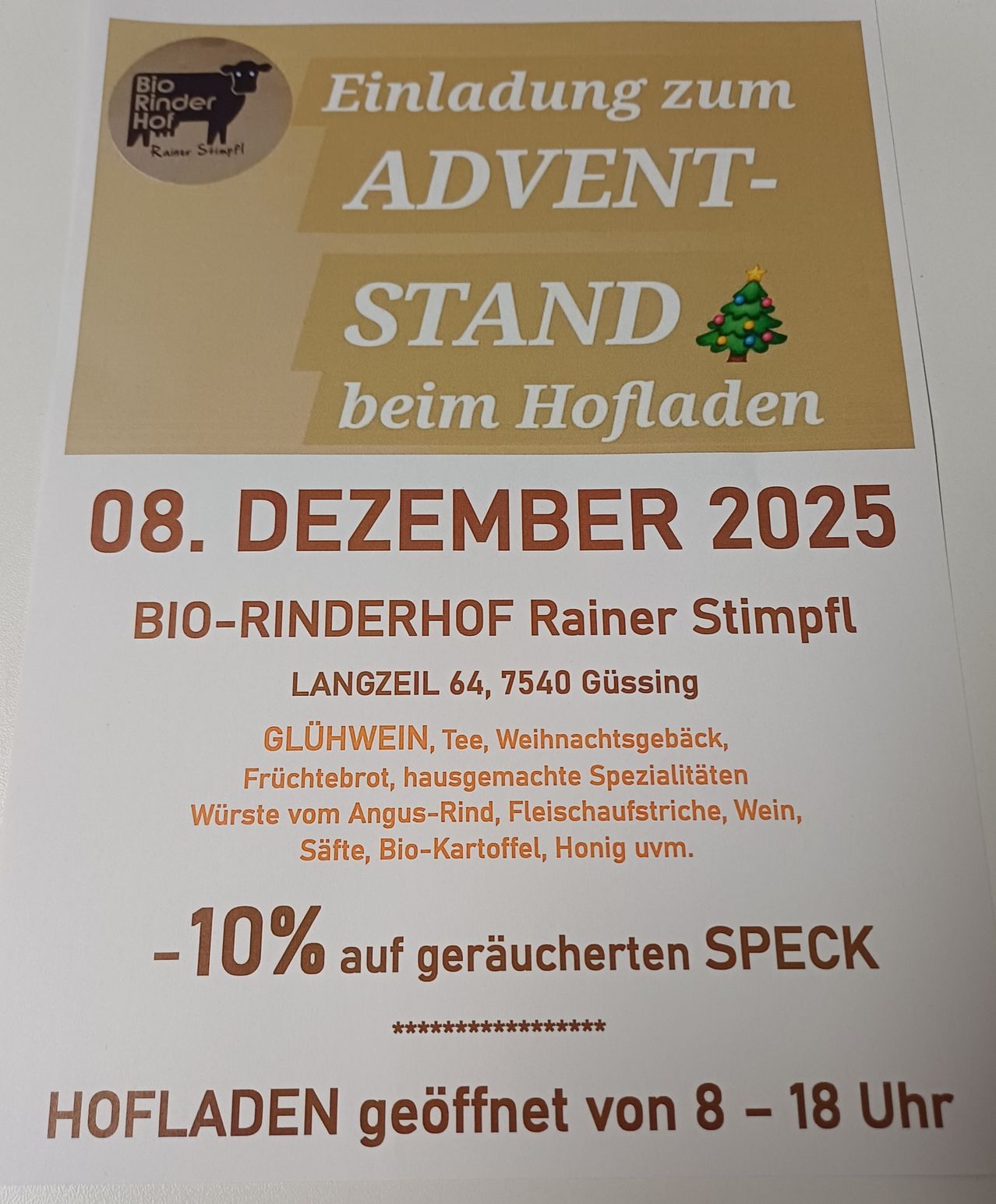 Plakat für den Advent-Stand bei Hofladen, 8. Dezember 2025. Bietet Bio-Rinderhof Rainer Stimpfl, Glühwein, Tee, Weihnachtsgeschenke, Fruchtbrot, hausgemachte Spezialitäten, Würste, Fleischaufstriche, Wein, Säfte, Bio-Kartoffeln, Honig. Angebot: -10% auf geräucherten Speck. Geöffnet von 8 bis 18 Uhr.