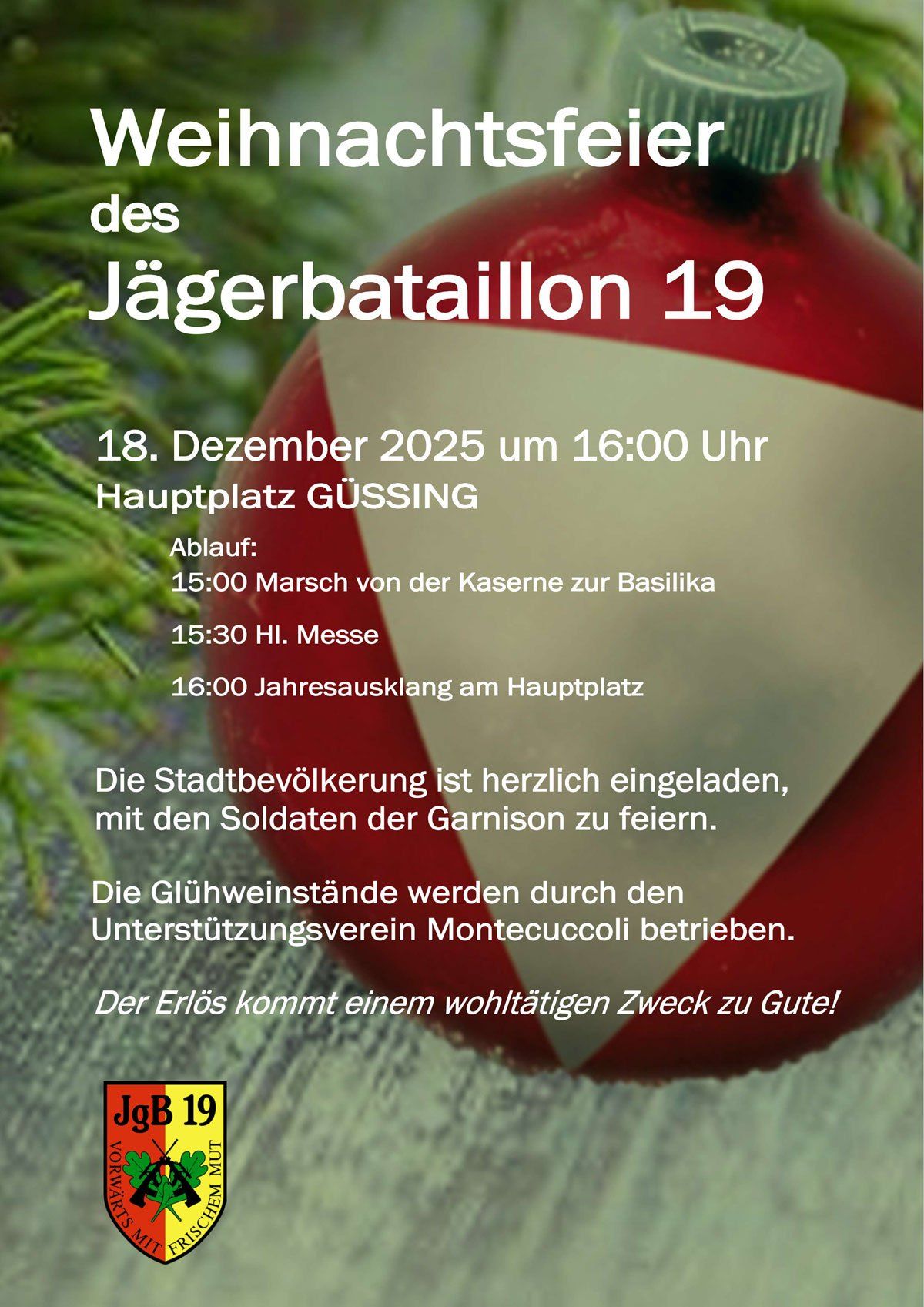 Plakat für Jägerbataillon 19. Veranstaltung am 18. Dezember 2025, Beginn um 16:00 Uhr. Marsch vom Kasernen zum Basilika um 15:00 Uhr. Messe um 15:30 Uhr. Jahresausklang am Hauptplatz um 16:00 Uhr. Die Stadtbevölkerung ist eingeladen, mit den Soldaten der Garnison zu feiern. Die Glühweinstände werden vom Unterstützungsverein Montecuccoli betrieben. Der Erlös kommt einer wohltätigen Sache zugute.