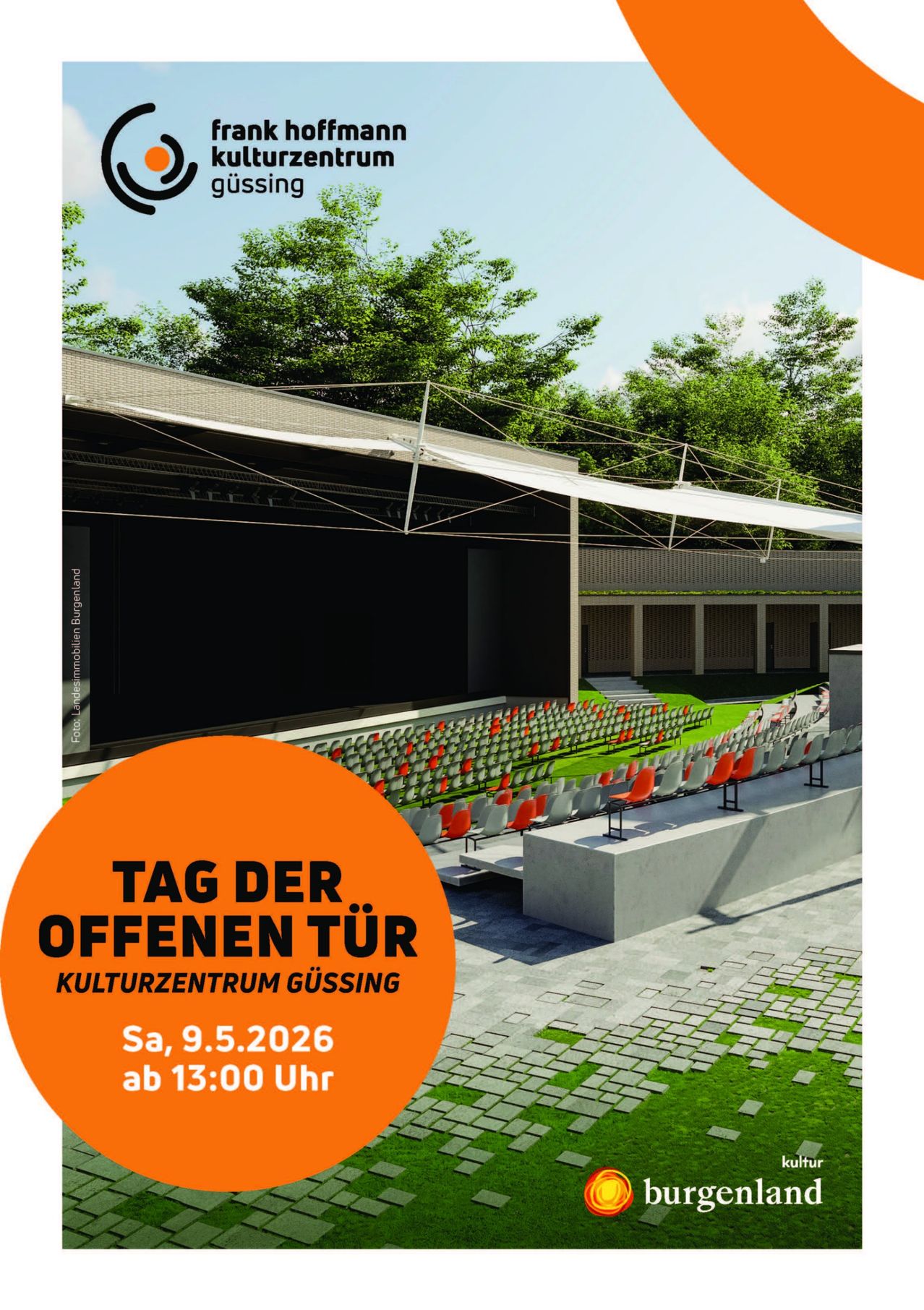 Ein Plakat bewirbt den 'Tag der offenen Tür' im Kulturzentrum Gussing und zeigt ein Freilufttheater mit Sitzreihen, geplant für Samstag, 9. Mai 2026, ab 13 Uhr.