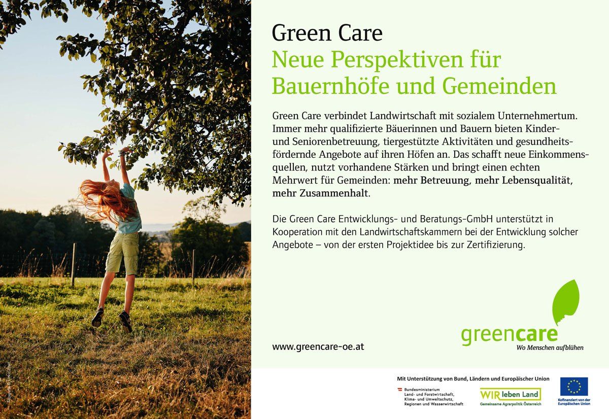 Green Care-Plakat zeigt eine Frau, die nach einem Baum greift, mit dem Text 'Neue Perspektiven für Bauernhöfe und Gemeinden'. Green Care verbindet Landwirtschaft mit sozialer Betreuung, bietet qualifizierte Betreuung für Senioren, tiergestützte Aktivitäten und herausfordernde Aufgaben für Landwirte. Es schafft Mehrwert für Gemeinden durch mehr Betreuung, Beschäftigung und Zusammenhalt.
