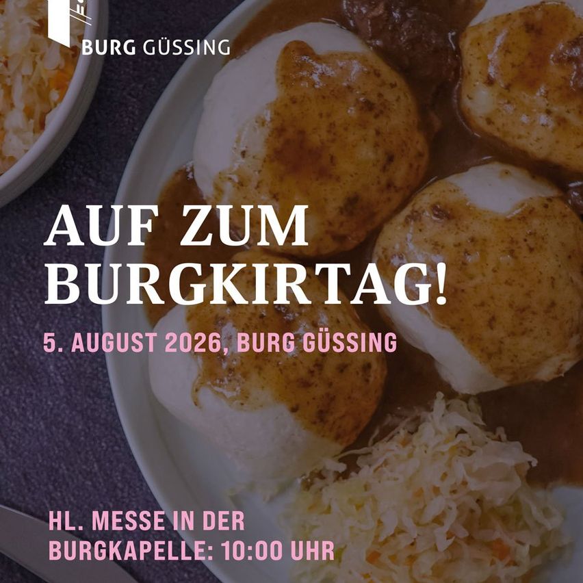 Ein Teller mit einem Textüberlagerung, der 'Auf zum Burgkirtag! 5. August 2026, Burg Gussing' lautet. Das Gericht besteht aus einer Fleischkugel in brauner Sauce mit einer Beilage aus Sauerkraut.