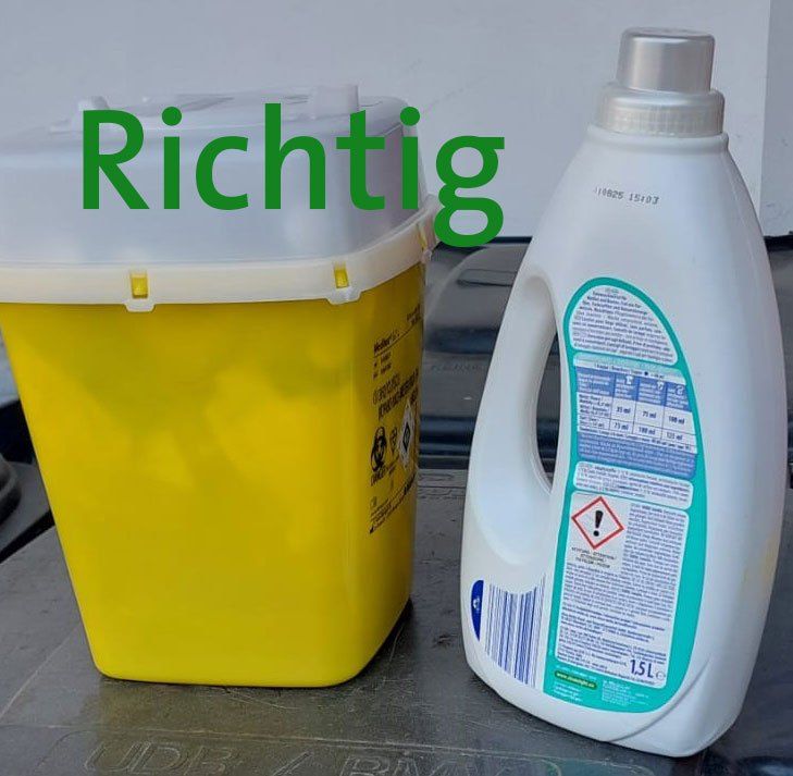Ein gelber Behälter mit weißem Deckel und dem Wort 'Richtig' daneben steht eine Flasche Waschmittel.
