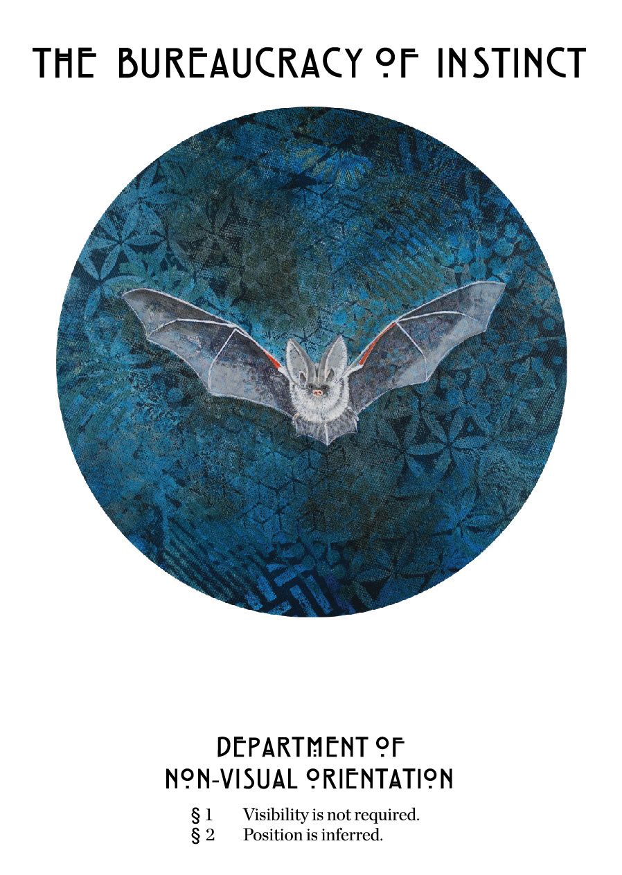Eine Fledermaus ist in einem kreisförmigen Kunstwerk dargestellt. Die Fledermaus ist im Flug, mit ausgebreiteten Flügeln. Der Hintergrund ist tiefblau mit floralen Mustern.