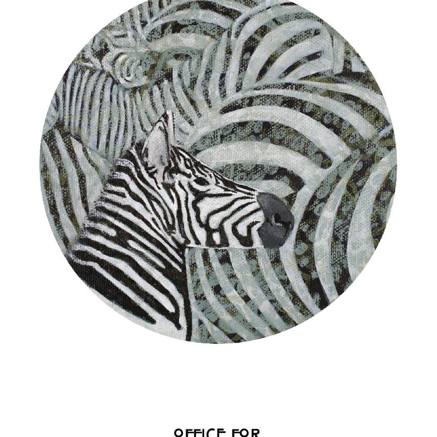 Ein kreisförmiges Kunstwerk, das den Kopf eines Zebras in schwarz-weißen Streifen mit einem verschwommenen Hintergrund zeigt.
