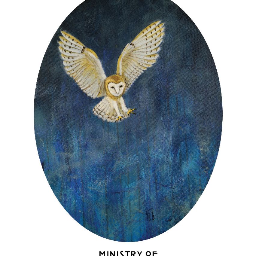 Eine künstlerische Darstellung einer Eule mit ausgebreiteten Flügeln, die vor einem blauen Hintergrund fliegt. Das Kunstwerk ist in einer kreisförmigen Form gerahmt.