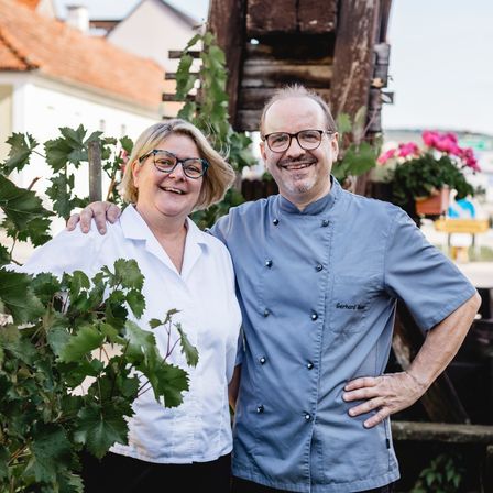 Bild enthält, Pants, Person, Smile, Blouse, Portrait, Potted Plant, Nature, Outdoors, Adult, Man