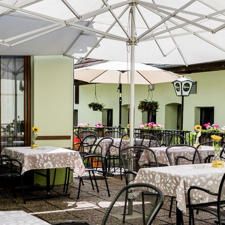 Bild enthält, Dining Table, Furniture, Table, Indoors, Restaurant, Cafeteria, Chair, Dining Room, Patio Umbrella, Cafe