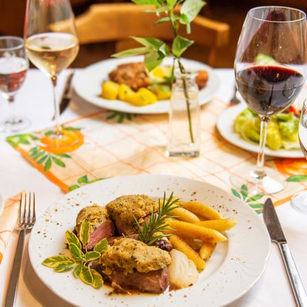 Bild enthält, Food Presentation, Glass, Lunch, Meal, Cutlery, Fork, Brunch, Dinner, Plate, Knife