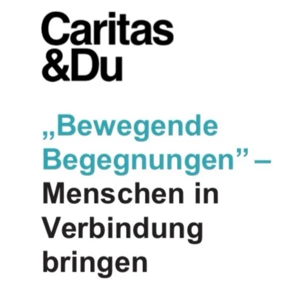 Ein weißer Plakat mit blauem und schwarzem Text. Der Text lautet 'Caritas & Du - Bewegende Begegnungen - Menschen in Verbindung bringen'.