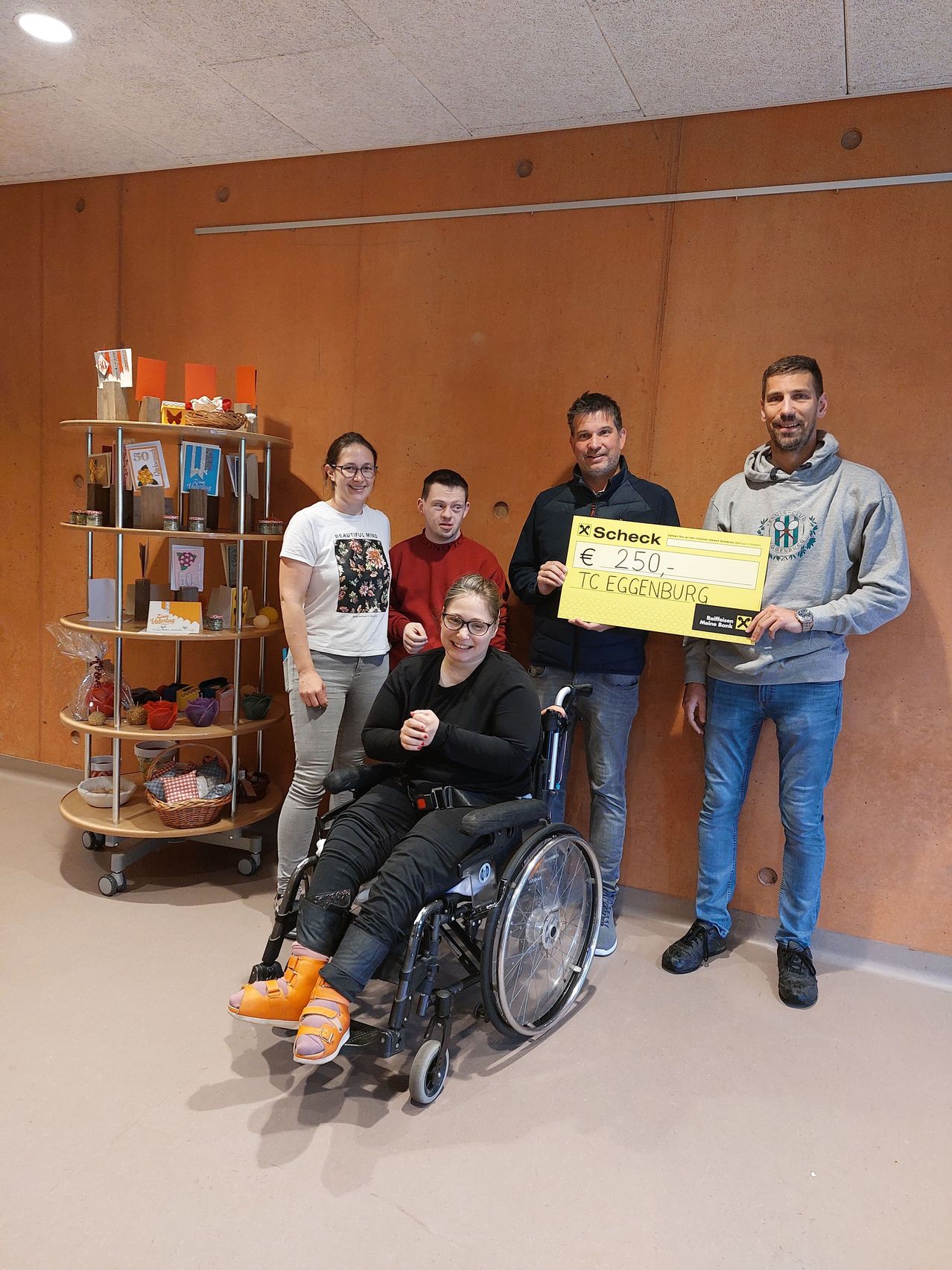 Bild enthält, Furniture, Pants, Chair, Glasses, Adult, Male, Man, Person, Wristwatch, Portrait