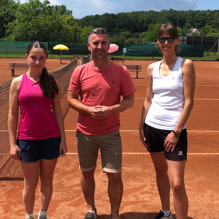 Bild enthält, Shorts, Female, Girl, Person, Teen, T-Shirt, People, Tennis Racket, Adult, Man