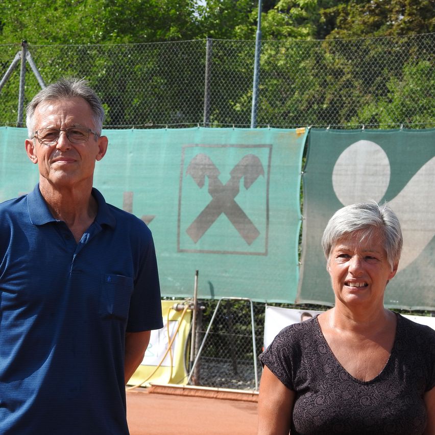 Bild enthält, T-Shirt, Adult, Male, Man, Person, Female, Woman, People, Face, Head