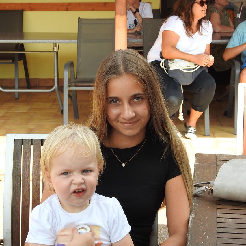 Bild enthält, Wood, Plywood, Restaurant, Person, Portrait, Baby, Cafeteria, Adult, Female, Woman
