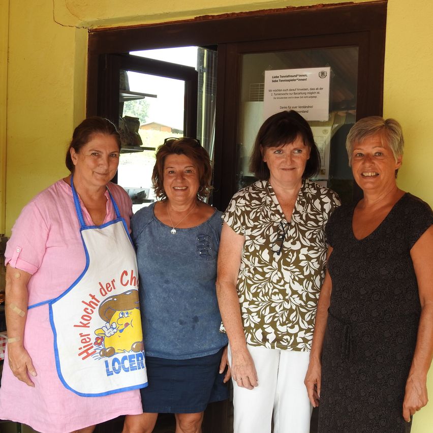 Bild enthält, Clothing, T-Shirt, Adult, Female, Person, Woman, Face, Head, Blouse, Shorts