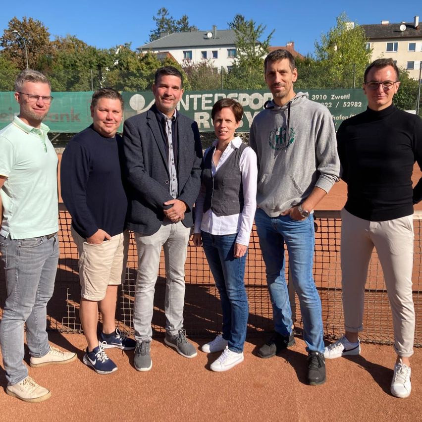 Bild enthält, Groupshot, Person, Adult, Male, Man, Jeans, Coat, Tennis Racket, People, Shorts