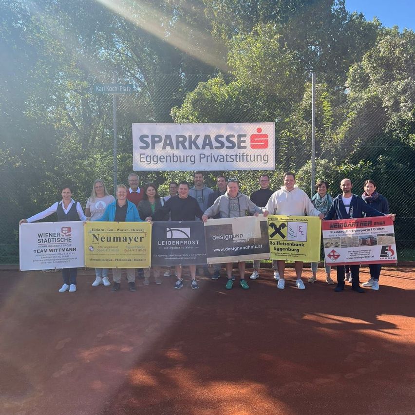 Bild enthält, Adult, Male, Man, Person, Advertisement, People, Crowd, Tennis Racket, Shoe, Face