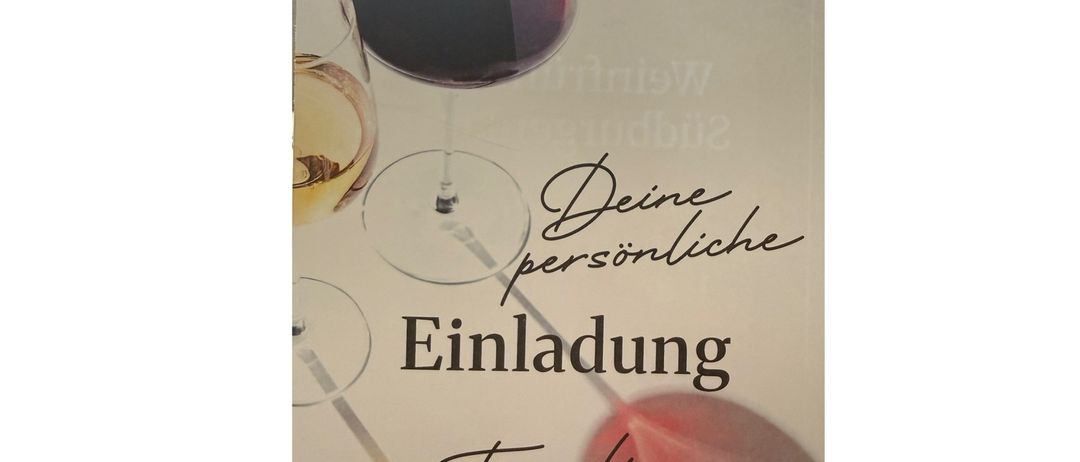 Ein Buchcover mit drei Weingläsern und einem Apfel mit dem Titel 'Deine persönliche Einladung Family Rosner Unger' in kursiver Schrift.
