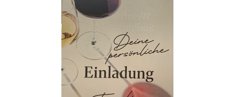 Ein Buchcover mit drei Weingläsern und einem Apfel mit dem Titel 'Deine persönliche Einladung Family Rosner Unger' in kursiver Schrift.