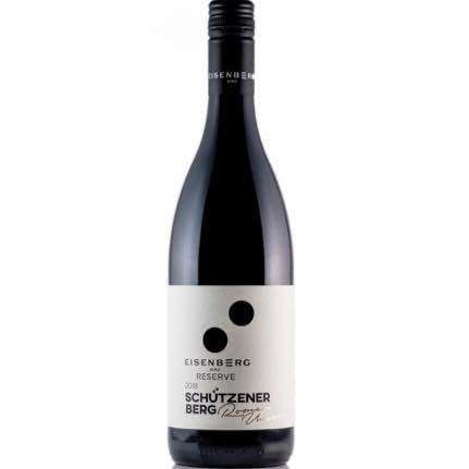 Eine Flasche Eisenberg Schutzener Berg Reserve Wein aus dem Jahr 2018, präsentiert in einer schwarzen Flasche mit einem weißen Etikett, das den Namen und das Jahr des Weins enthält.