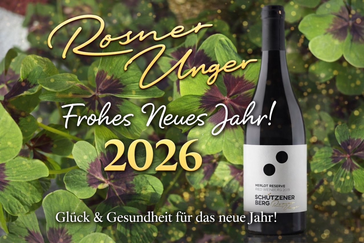 Poster mit einer Weinflasche und dem Text 'Frohes Neues Jahr 2026' vor einem Hintergrund aus grünen Blättern. Das Weinflaschenetikett zeigt Merlot Reserve von Schutzener Berg. Wünschen Sie Glück und Gesundheit für das neue Jahr.