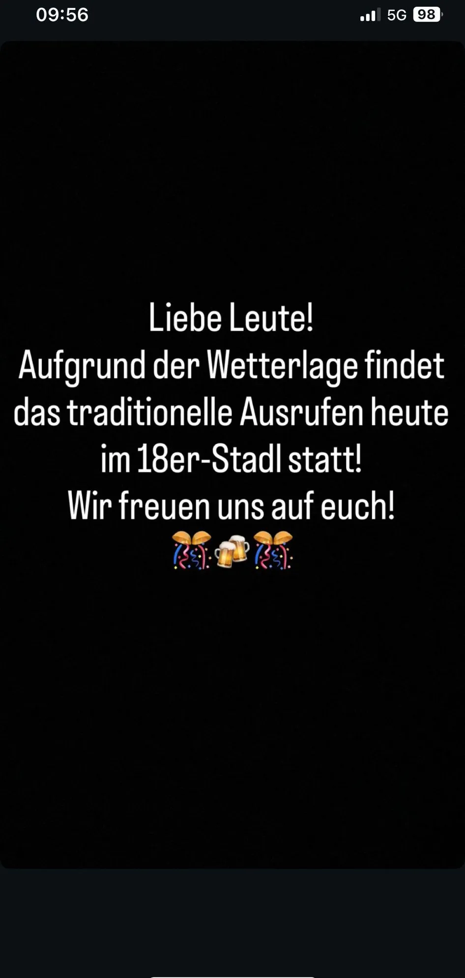 Auf schwarzem Hintergrund mit weißen Text steht: 'Liebe Leute! Aufgrund des Wetters findet das traditionelle Ausrufen heute im 18er-Stadt statt! Wir freuen uns auf euch!' Darunter befinden sich Bier-Emojis.
