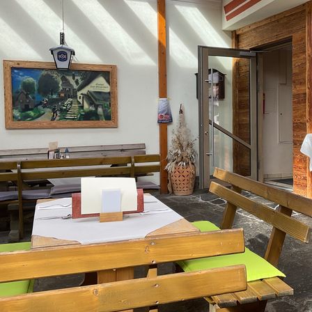 Bild enthält, Wood, Plywood, Adult, Male, Man, Person, Interior Design, Building, Factory, Countryside