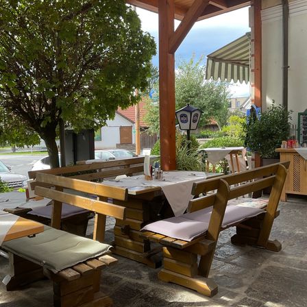 Bild enthält, Plywood, Wood, Indoors, Restaurant, Cafe, Dining Table, Table, City, Car, Neighborhood