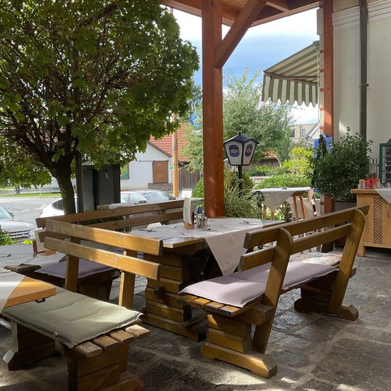 Bild enthält, Plywood, Wood, Indoors, Restaurant, Cafe, Dining Table, Table, City, Car, Neighborhood