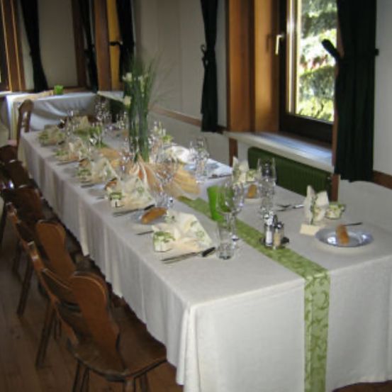 Bild enthält, Dining Table, Furniture, Table, Dining Room, Indoors, Tabletop, Tablecloth, Linen, Restaurant, Meal