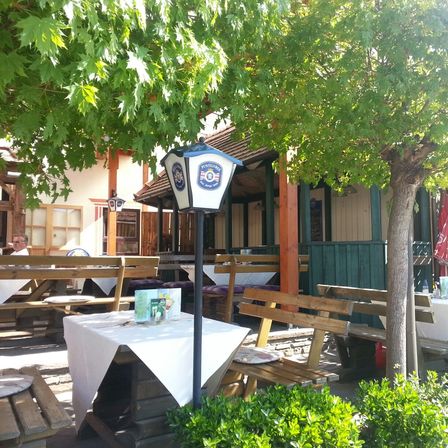 Bild enthält, Shelter, Restaurant, Dining Table, Table, Cafe, Potted Plant, Neighborhood, Wood, Porch, Patio