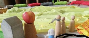 Bild enthält, Person, Apple, Plant, Produce, Clothing, Glove