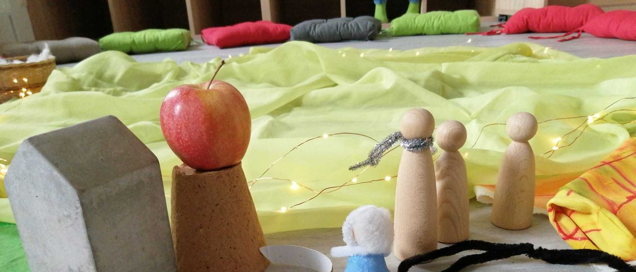 Bild enthält, Person, Apple, Plant, Produce, Clothing, Glove