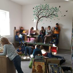 Bild enthält, People, Person, Furniture, Adult, Female, Woman, Indoors, Boy, Child, Male