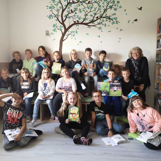 Bild enthält, People, Person, Pants, Child, Female, Girl, Boy, Male, Adult, Woman