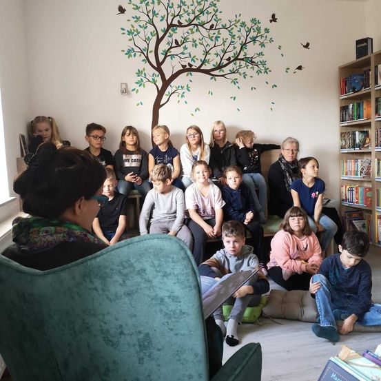 Bild enthält, People, Person, Boy, Child, Male, Female, Girl, Sock, Furniture, Face