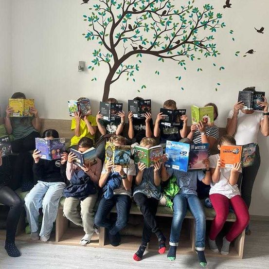 Bild enthält, People, Person, Pants, Jeans, Adult, Female, Woman, Boy, Child, Male