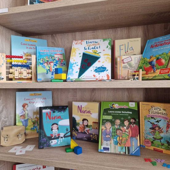 Bild enthält, Book, Publication, Furniture, Bookcase, Person, Shelf, Bag, Handbag, Face, Head