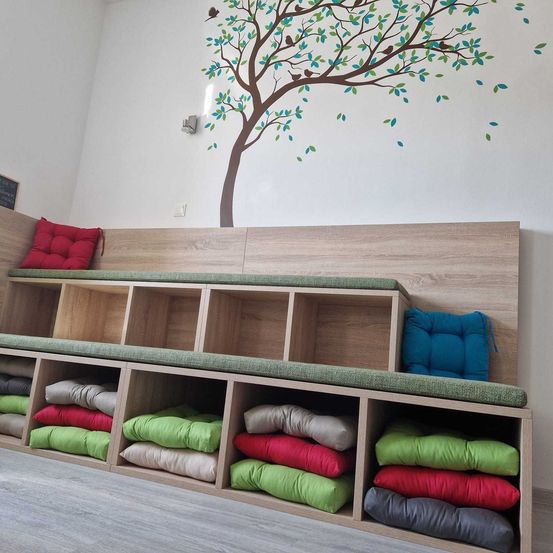 Bild enthält, Indoors, Interior Design, Cushion, Home Decor, Pillow, Furniture, Wood